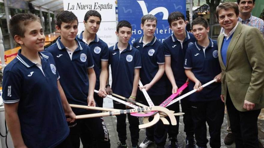 Jugadores del Oviedo Roller, ayer, con Álvarez Almeida.