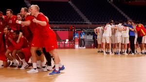 Alegría en el equipo danés, decepción en el español al término de la semifinal.