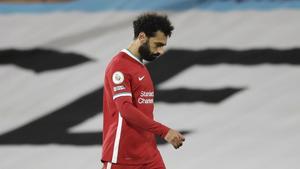 Soccer Football - Premier League - Fulham v Liverpool - Craven Cottage  London  Britain - December 13  2020 Liverpool s Mohamed Salah walks off at half time Pool via REUTERS Matt Dunham EDITORIAL USE ONLY  No use with unauthorized audio  video  data  fixture lists  club league logos or  live  services  Online in-match use limited to 75 images  no video emulation  No use in betting  games or single club league player publications   Please contact your account representative for further details