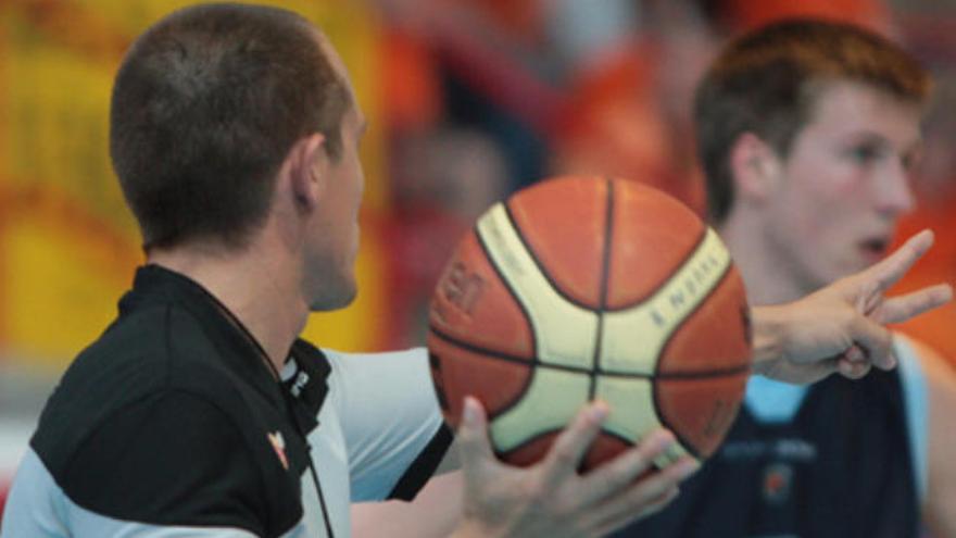 Un colegiado arbitra un partido de baloncesto español