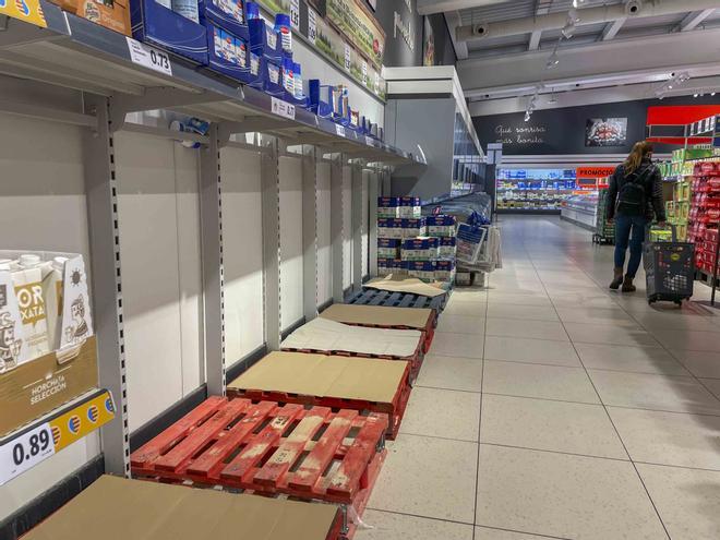 Comprar leche y pescado de bahía, entre lo difícil y lo imposible en Alicante