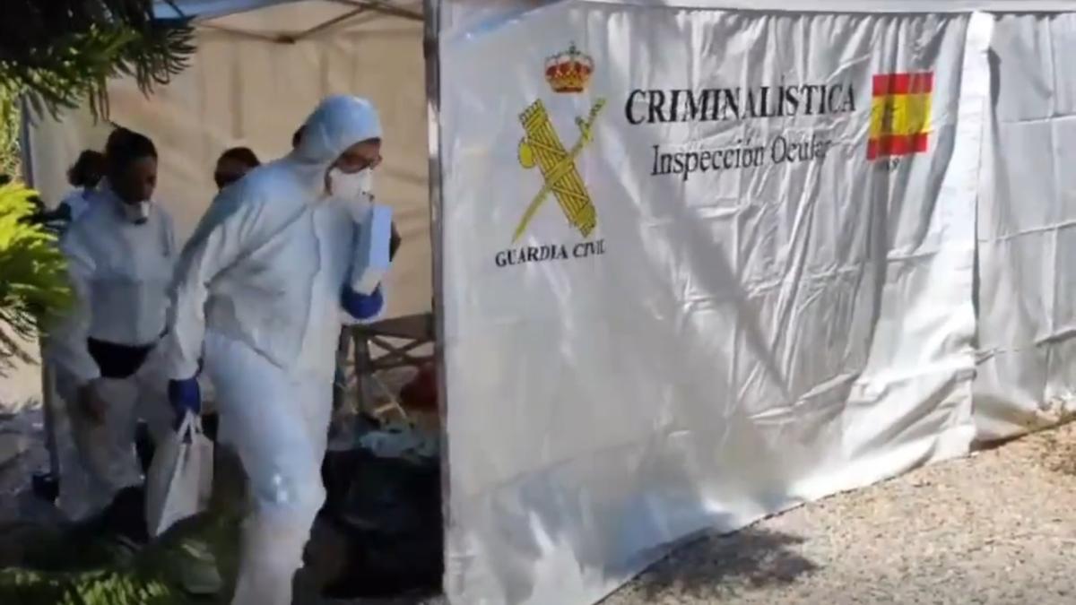 Investigadores de la Guardia Civil, durante su inspección en la vivienda donde fueron encontrados los cuerpos de las víctimas.