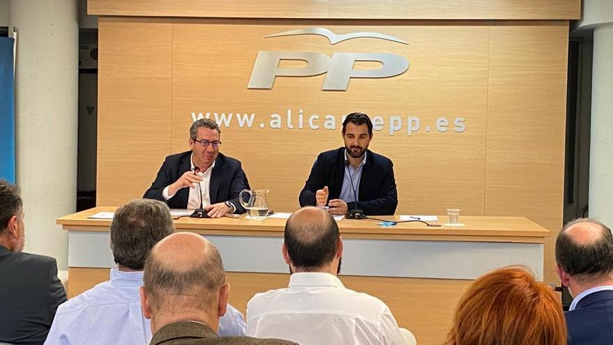 Toni Pérez y Eduardo Dolón en el último comité ejecutivo provincial del PP.