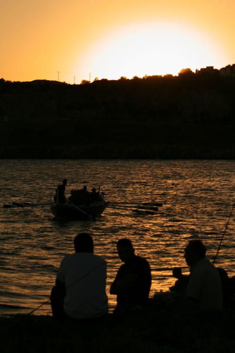 La Asociación de Amigos de la Barca de Jábega celebró el pasado lunes el solsticio de verano en la playa de La Araña con paseos en barca de jábega, sones de caracolas y lectura de poemas y relatos