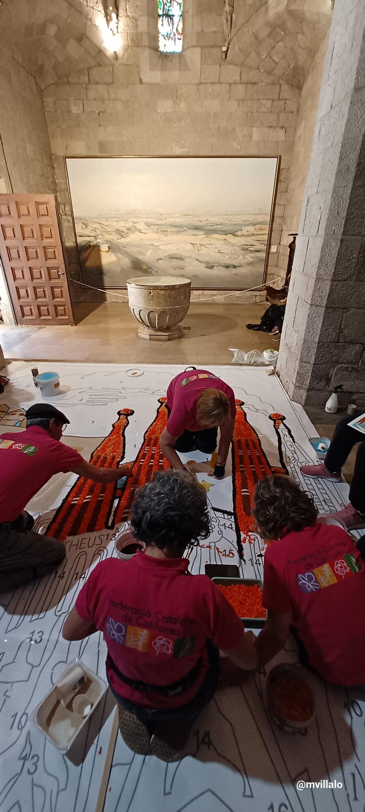 Les imatges del procés d'elaboració de la catifa floral 'El Somni de Gaudí a l'Església de Sant Pere de Figueres.