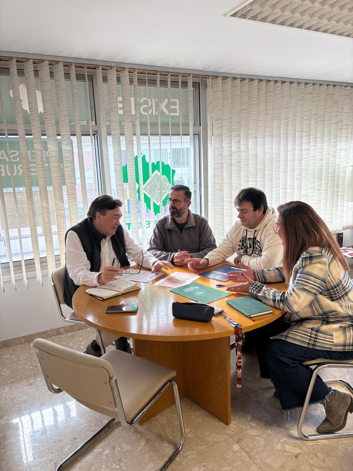 Encuentor de Tomás Guitarte con los representantes de la Asociacion Unificada de la Guardia Civil.