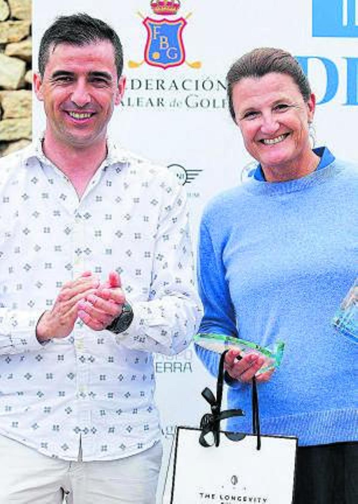 Toni Ramón, concejal de deportes del Ayuntamiento de Santa Eulària, entrega el premio y el regalo a Nicola Alsen.