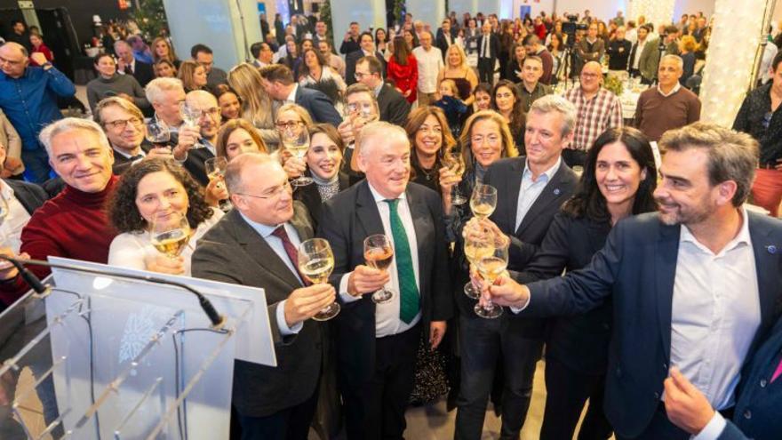 Brindis de miembros del PP en la cena. |  LOC