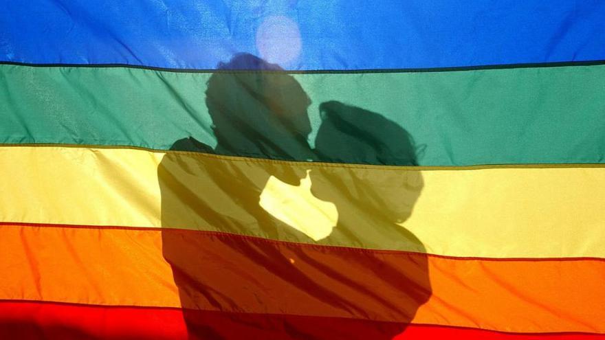 Detienen a una pareja gay en Indonesia por publicar una foto en Facebook