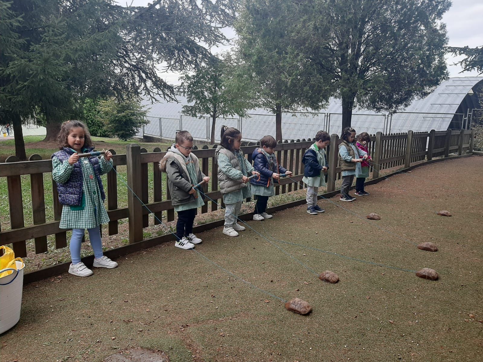 Los niños del Arregui celebran el magüestu con música y juegos tradicionales