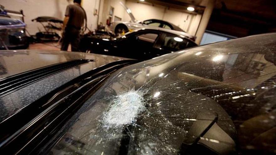 Estado en el que quedó el cristal frontal del coche del cantante Francisco tras el ataque.