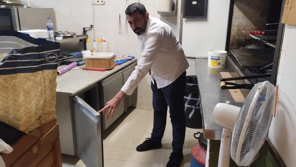 Jovino Prendes muestra las neveras de su cocina vacías.