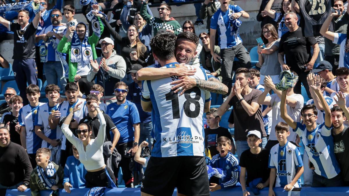 Javi Moreno y Oriol Soldevila celebran un gol ante el Ibiza