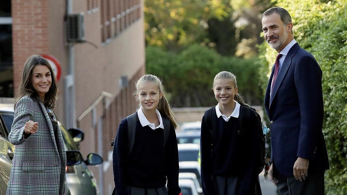 Los Reyes, con sus hijas, Leonor y Sofía, el primer día de clase, el pasado septiembre.