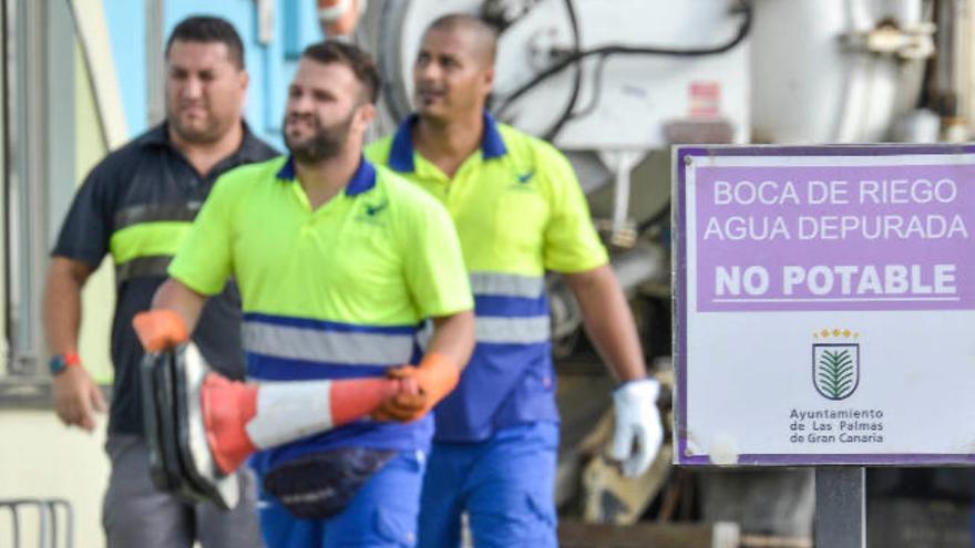 Varios operarios municipales, la semana pasada, durante las labores de búsqueda de la contaminación.