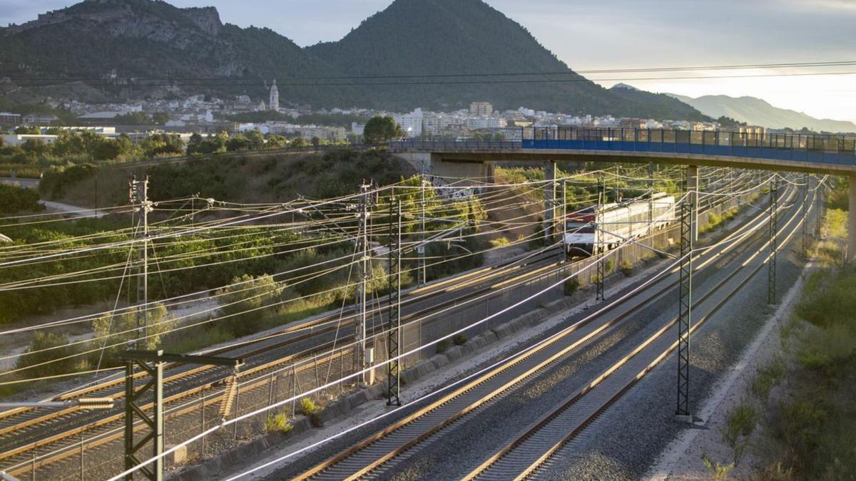 Plataforma de la línea de alta velocidad, ya construida, a su paso por Xàtiva, en una imagen de la semana pasada. 