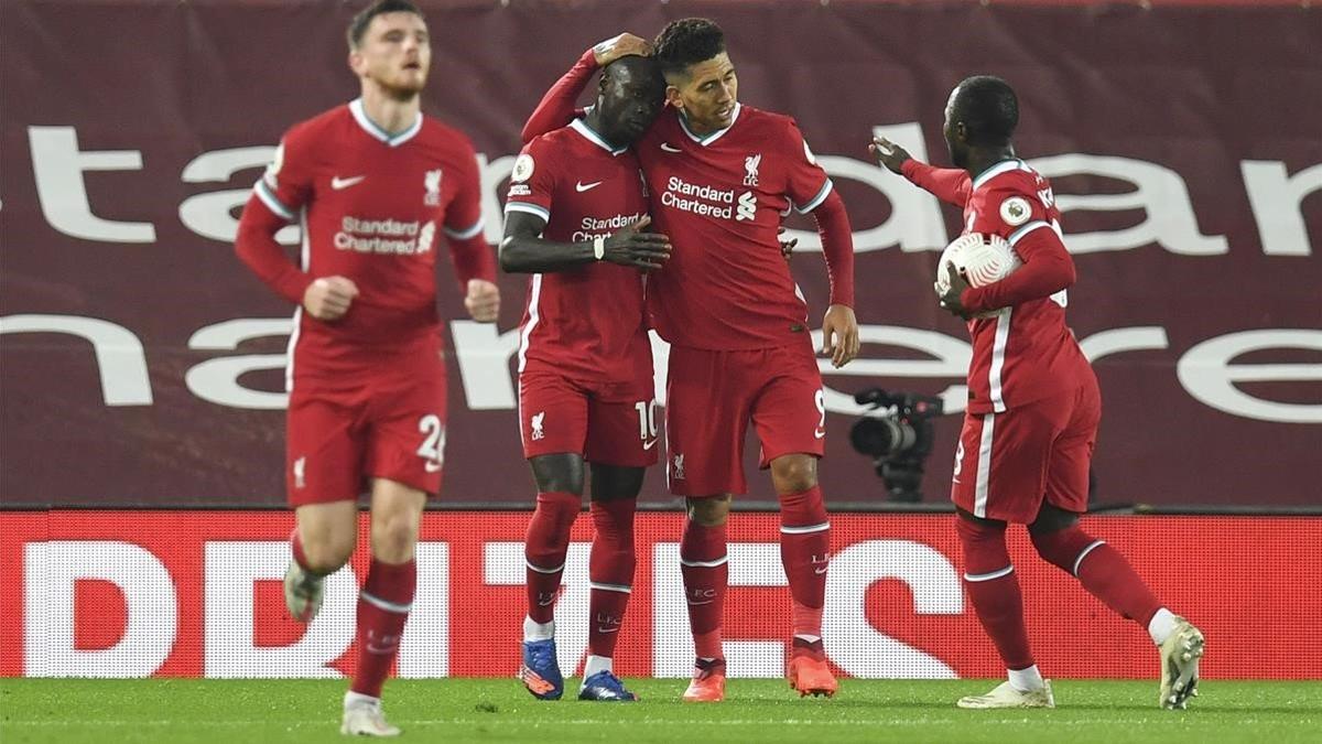 Los jugadores del Liverpool felicitan a Mané por su gol.