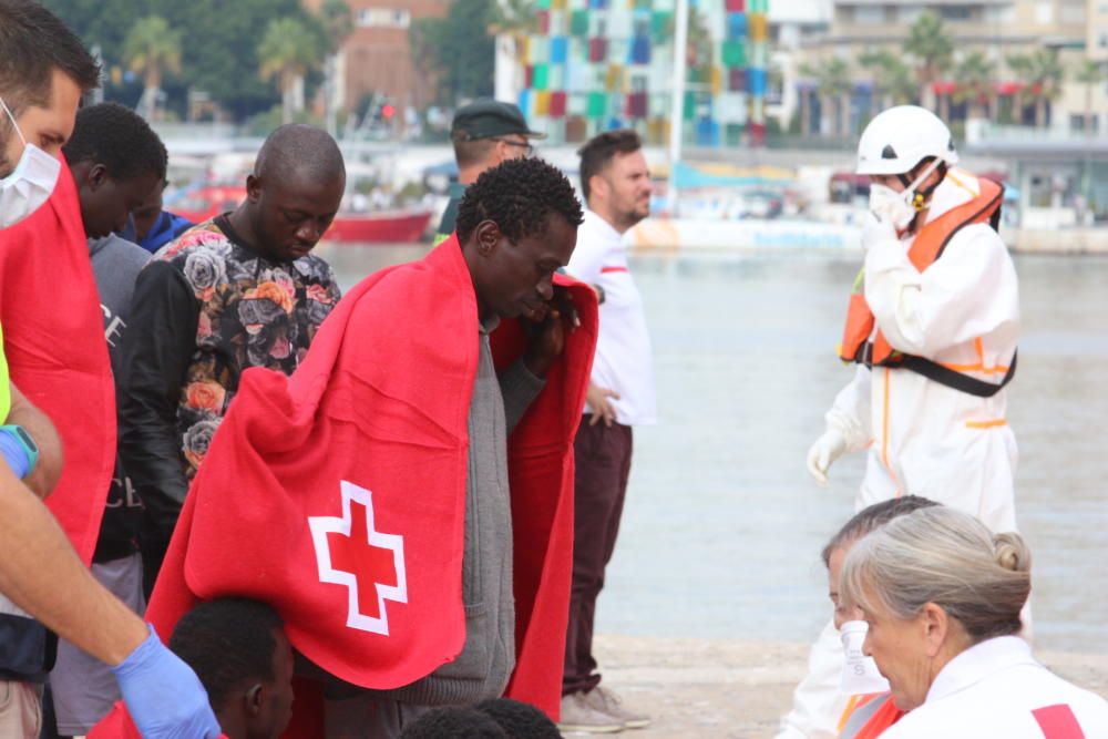 Rescatan a 55 personas de una patera