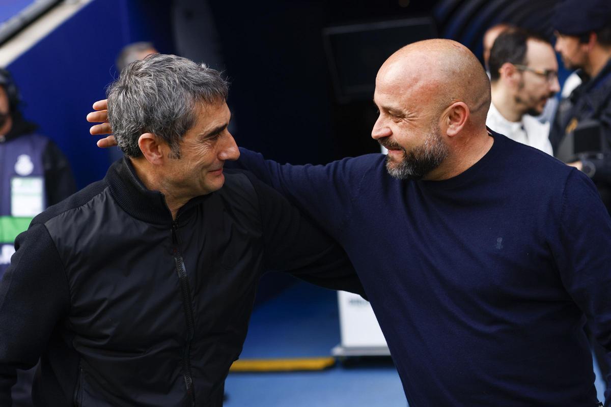 Ernesto Valverde saluda a Manolo González en la previa del Athletic-Espanyol