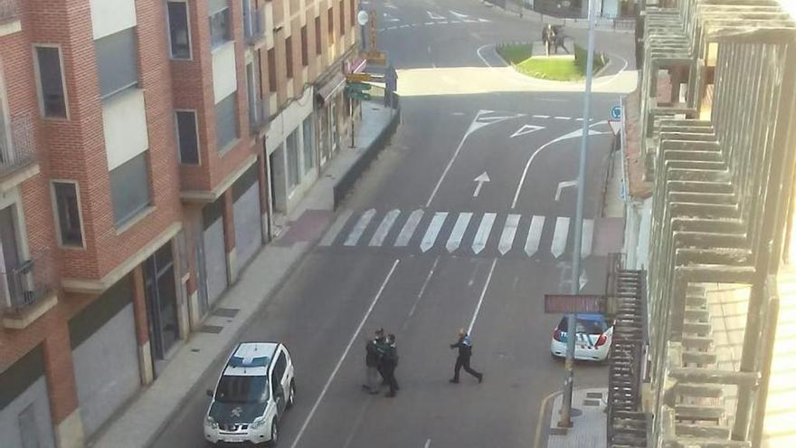 Policías y guardias civiles acompañando al detenido al vehículo del Instituto Armado.