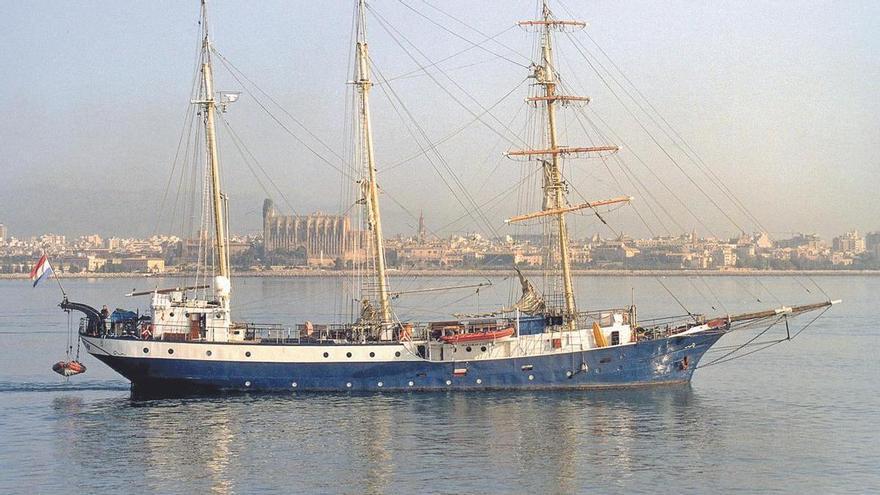 &#039;Atlantis&#039;, el velero de casco azul