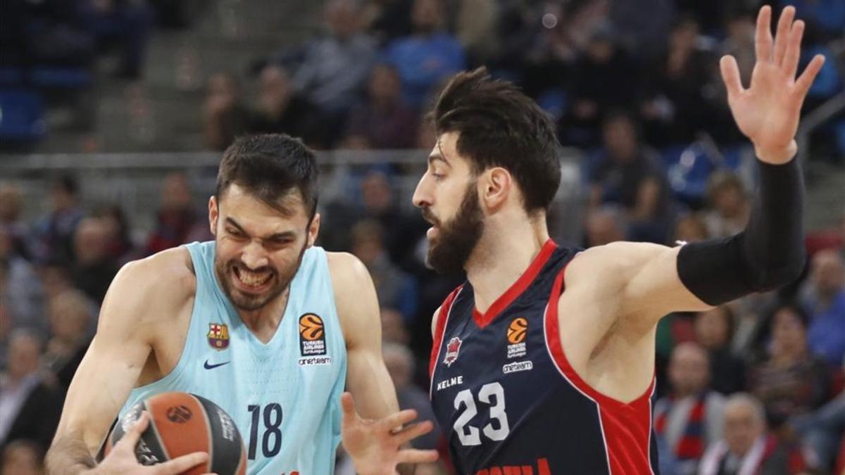 Shengelia defendiendo a Oriola durante una fase del duelo