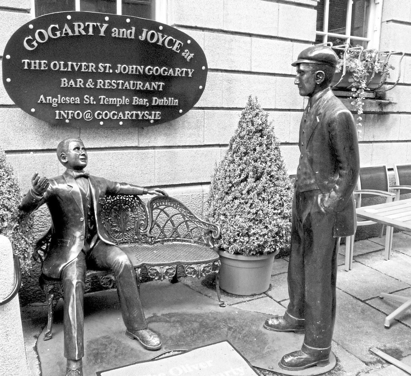 Imagen James Joyce (de pé) e Oliver St. John Gogarty (sentado) no exterior do famoso bar The Oliver St. John Gogarty, ubicado no Temple Bar, en Dublín