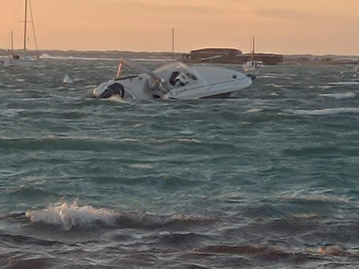 Lancha semi hundida en s'Estany des Peix al atardecer del miércoles 28 de enero