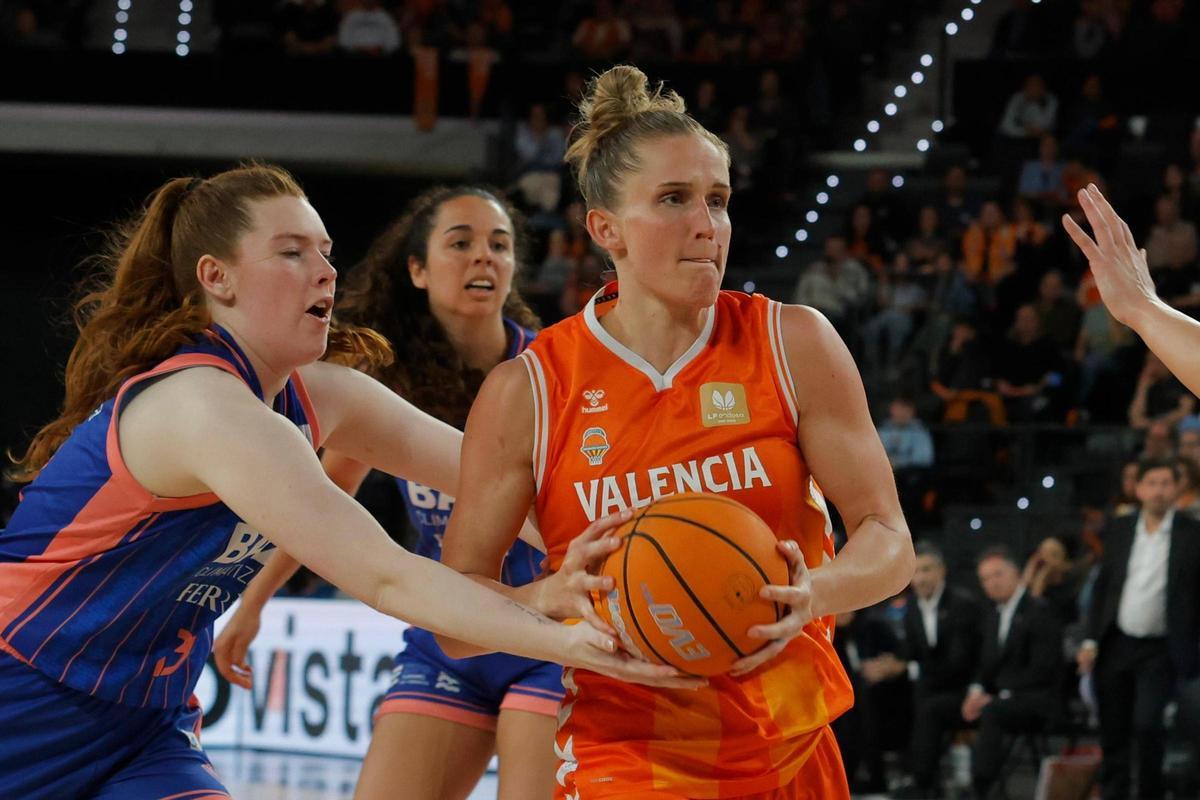 El Valencia Basket - Baxi de Ferrol de la LF Endesa, en imágenes