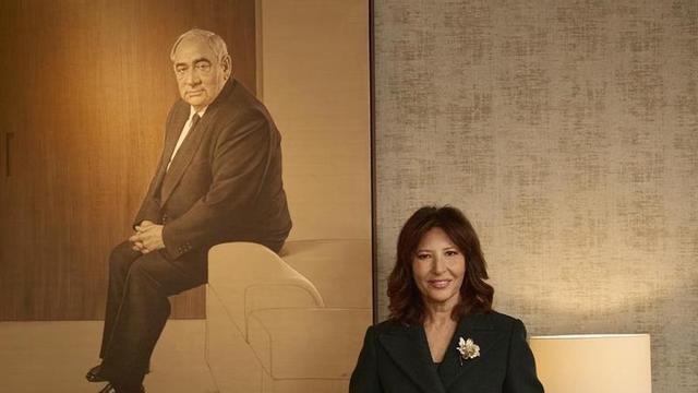 Cristina Álvarez, presidenta de El Corte Inglés, junto a un retrato de su padre y expresidente del grupo, Isidoro Álvarez.