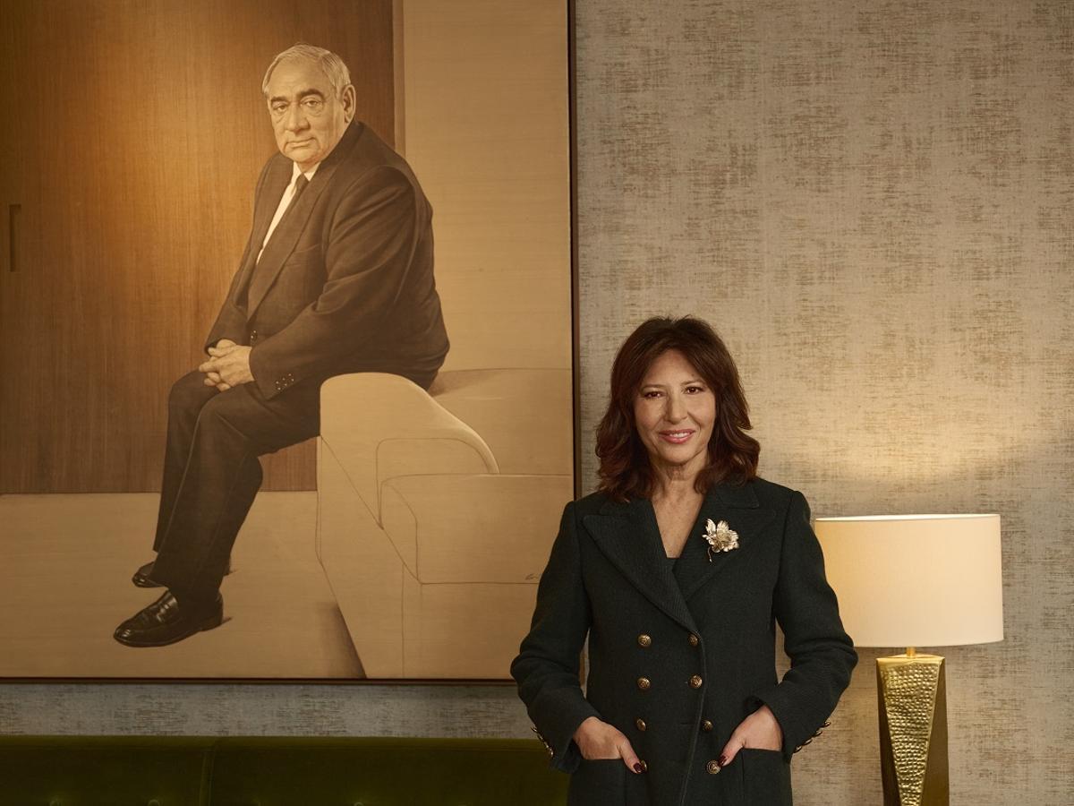 Cristina Álvarez, presidenta de El Corte Inglés, junto a un retrato de su padre y expresidente del grupo, Isidoro Álvarez.