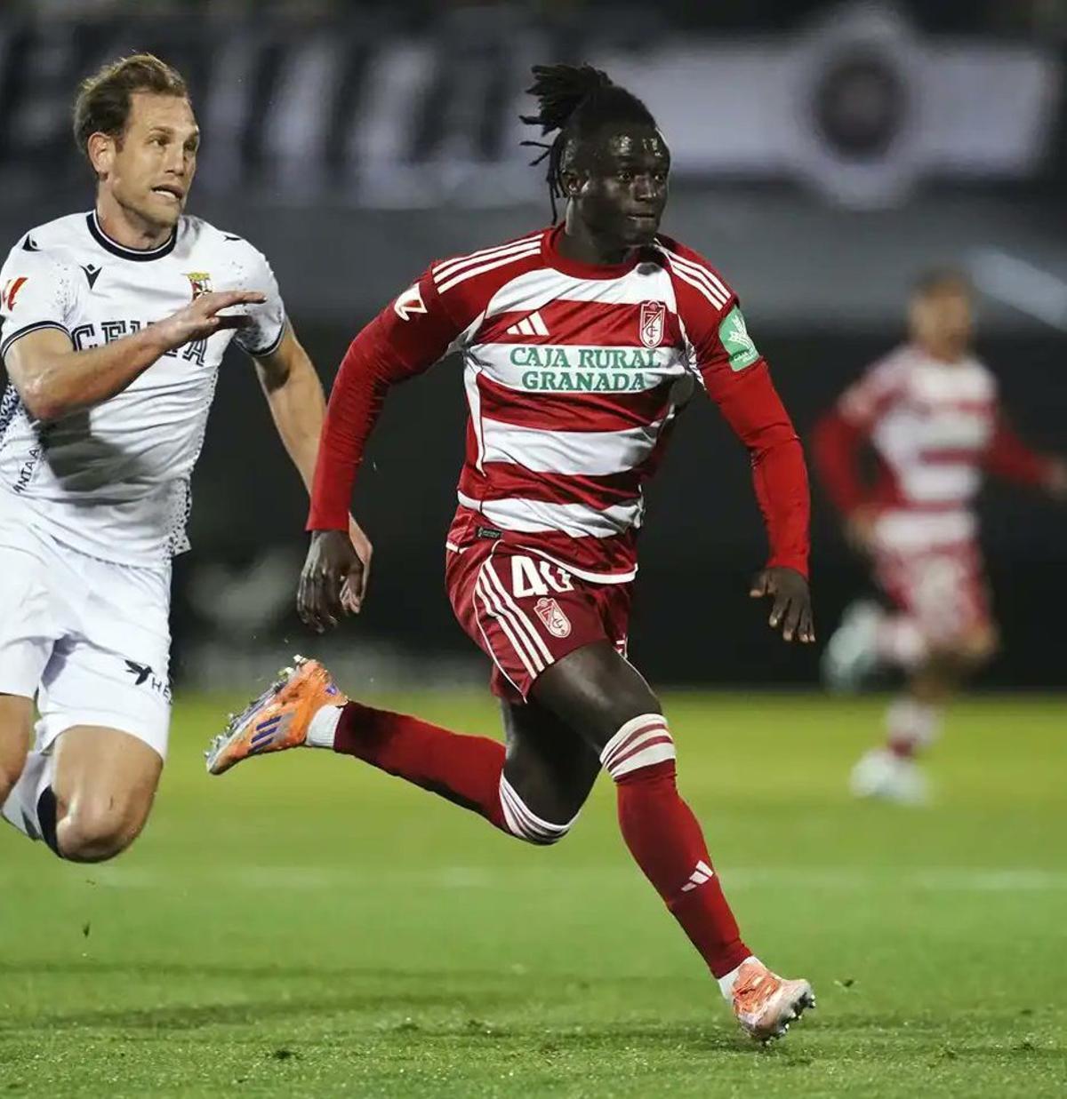 Baba Diocou, en acción con el Granada.