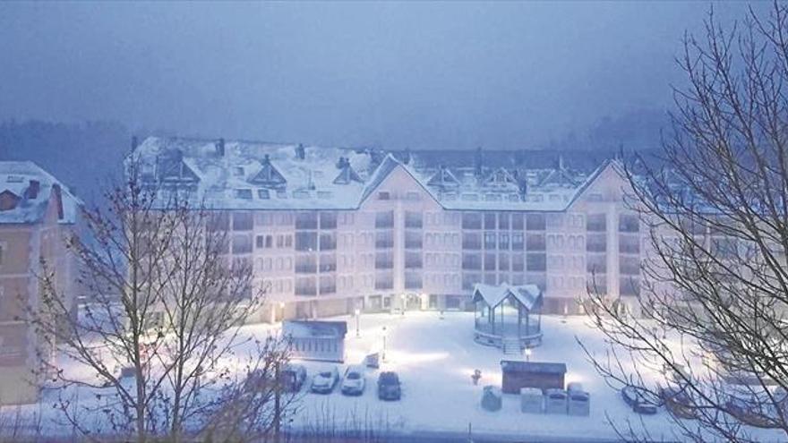 Fuertes nevadas en el Pirineo occidental y cierzo frío en Aragón