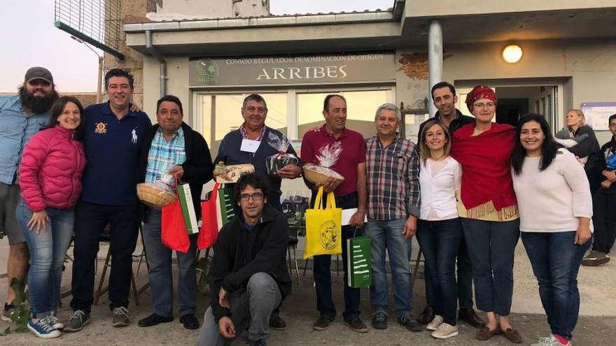 Ganadores, jurado y organizadores del concurso de vinos caseros celebrado en Cibanal de Sayago.