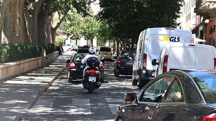 Vehicles circulant a la Rambla de Figueres, aquest dilluns al matí.