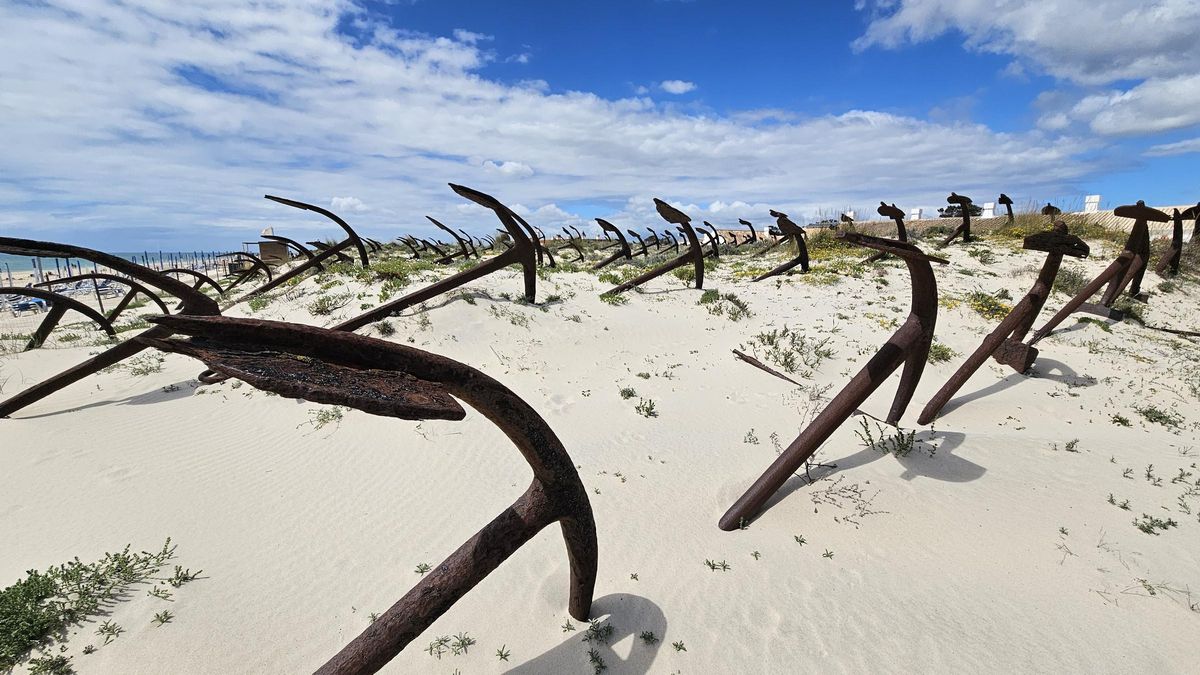 Cementerio de anclas en la playa de O Barril / A. Blanco
