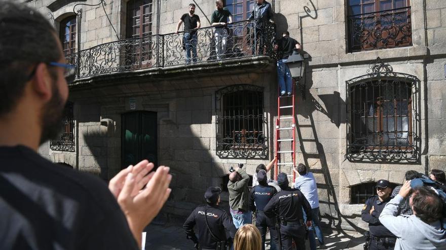 Militantes y miembros del BNG en el balcón de la Casa Cornide para reclamar su devolución al patrimonio público.