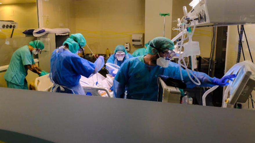 Sanitarios en la zona Covid en el Hospital Doctor Negrín.