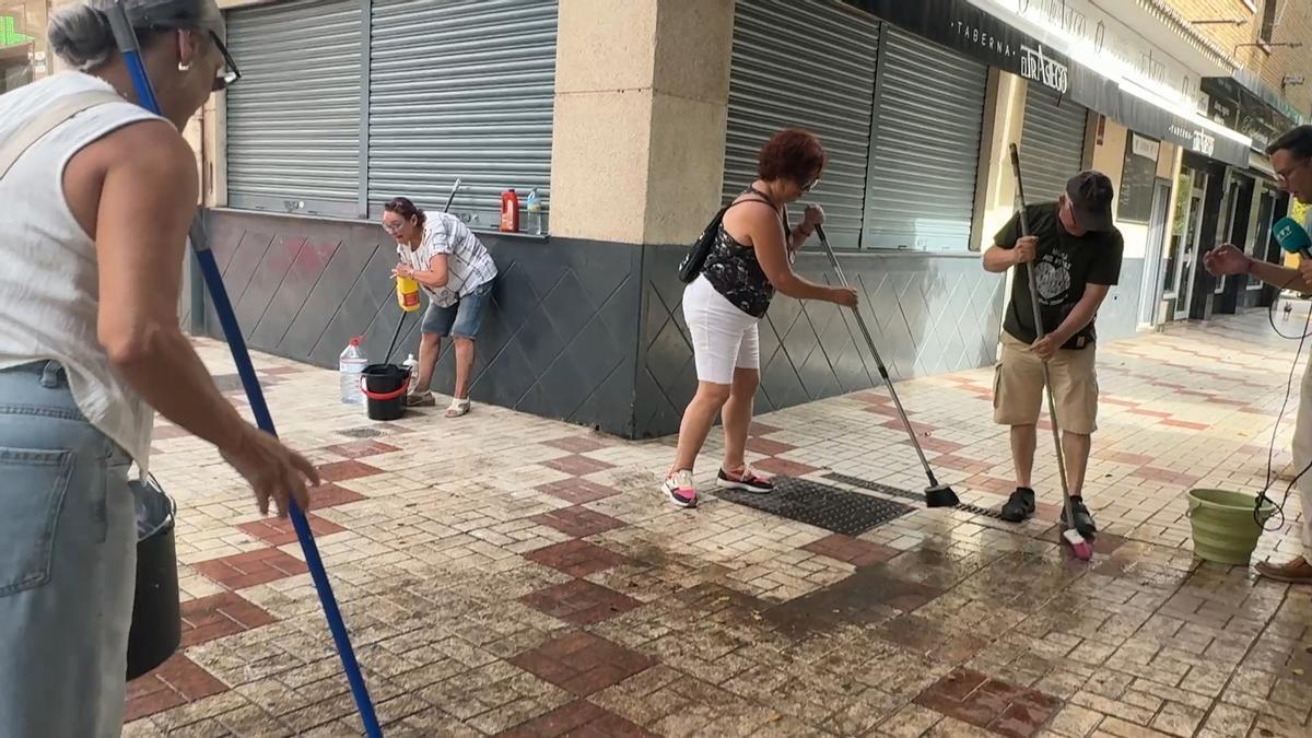 Vecinos de La Luz salen a limpiar la calle para protestar por la suciedad del barrio