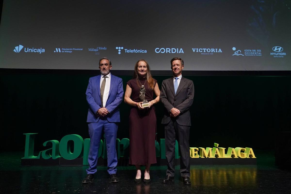Premio Málaga al Deporte para  Carolina Navarro. Lo entregó José Ramón Mendaza, director de La Opinión de Málaga y Francisco Galnares, CEO de Hyundai Syrluz Syrsa. Recoge: Carolina Navarro