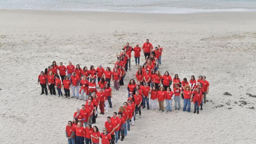 Un carmesí lleno de solidaridad: la Cruz Roja celebra su Día Mundial en A Coruña