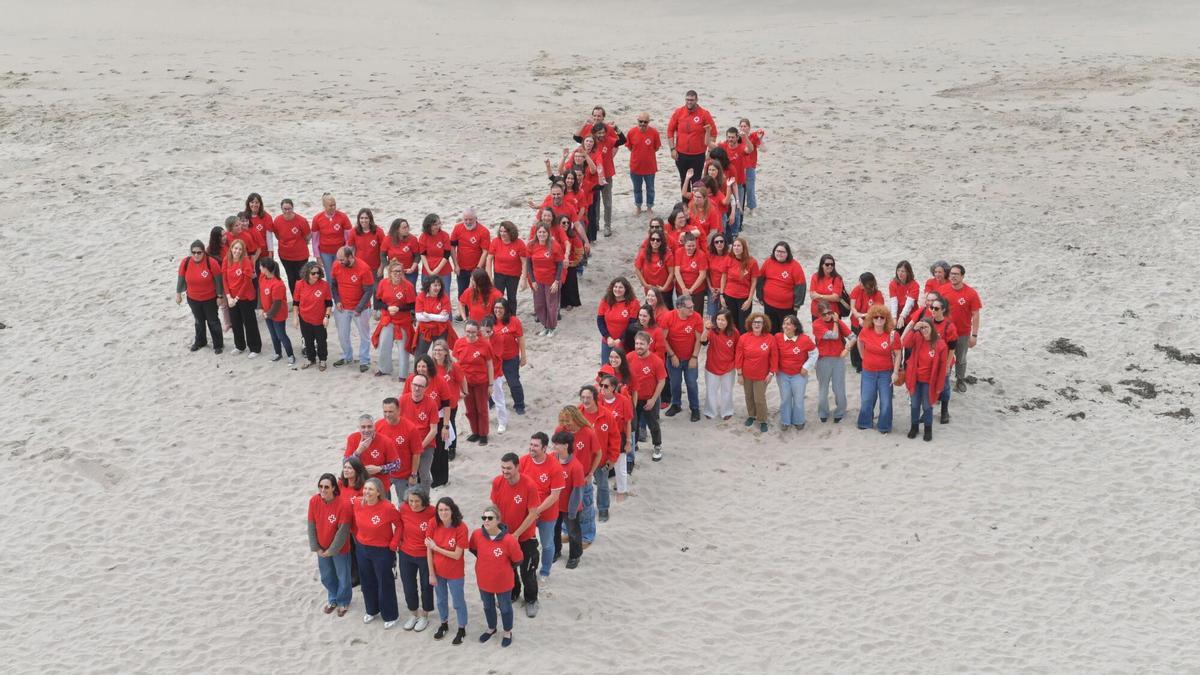 Cruz Roja humana en la playa de Matadero, compuesta por trabajadores de la entidad.