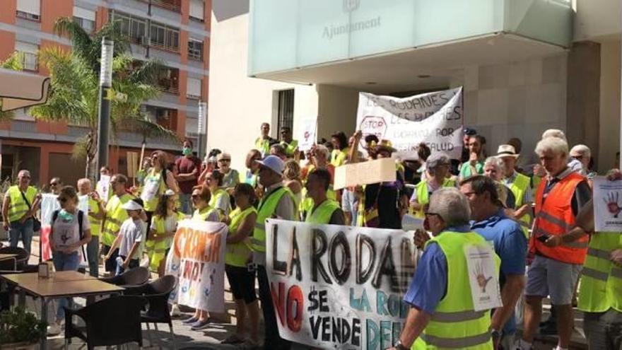 Concentración a las puertas del ayuntamiento de Vilamarxant.