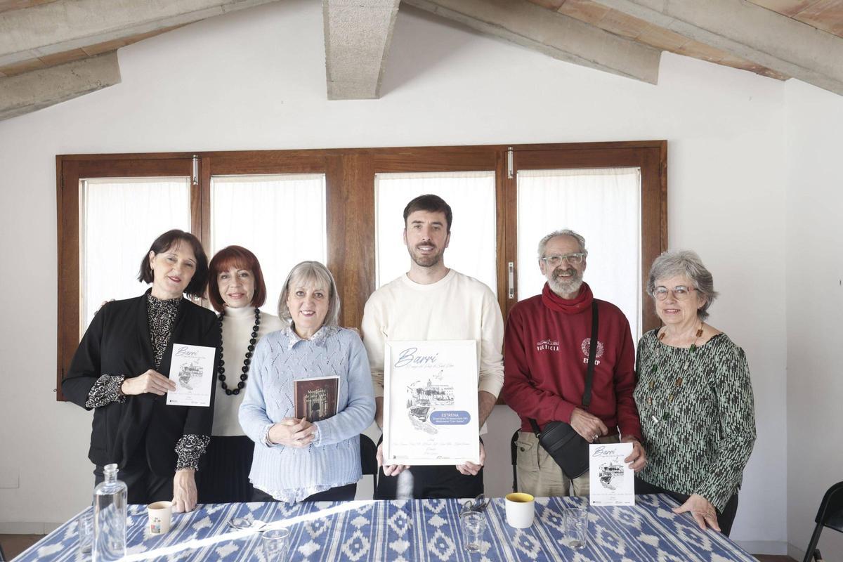 Los actores y el director de la obra 'Barri: 50 anys del Puig de Sant Pere'.