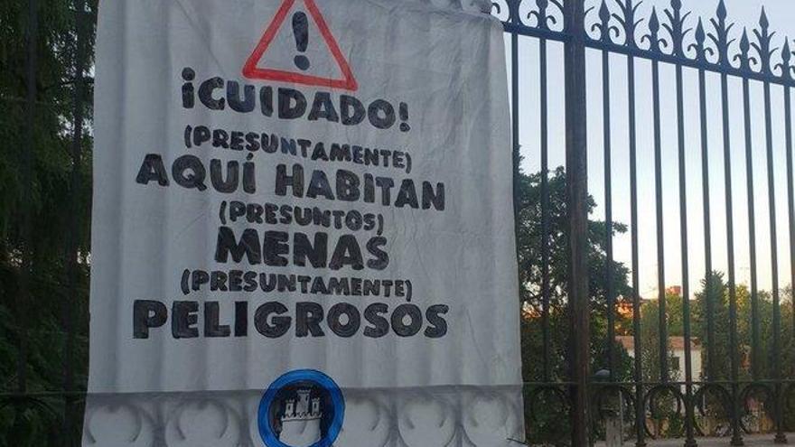 La Policía retira una pancarta de Hogar Social contra los menas en Hortaleza