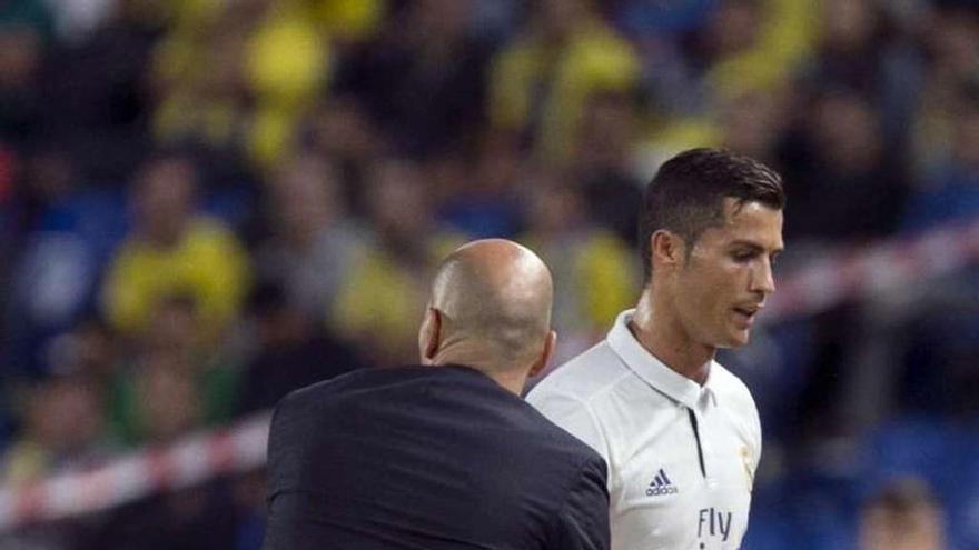 Zidane saluda a Ronaldo tras sustituir al portugués.