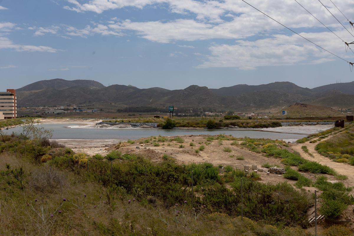 Las balsas son residuos contaminantes de la antigua factoría de Española del Zinc, cerca Torreciega.