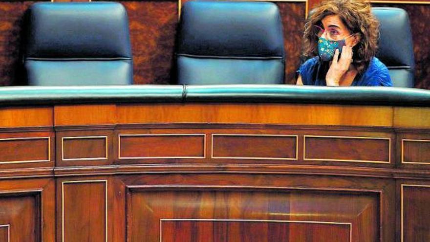 La ministra de Hacienda, María Jesús Montero, ayer, en el pleno del Congreso.