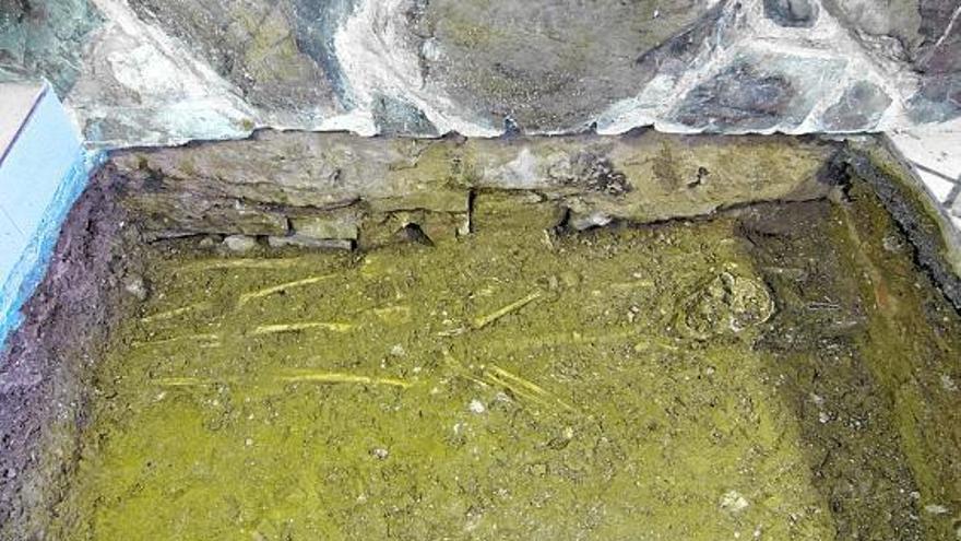 Restos óseos hallados en la capilla de San Lorenzo de Cortina, en Llaranes.