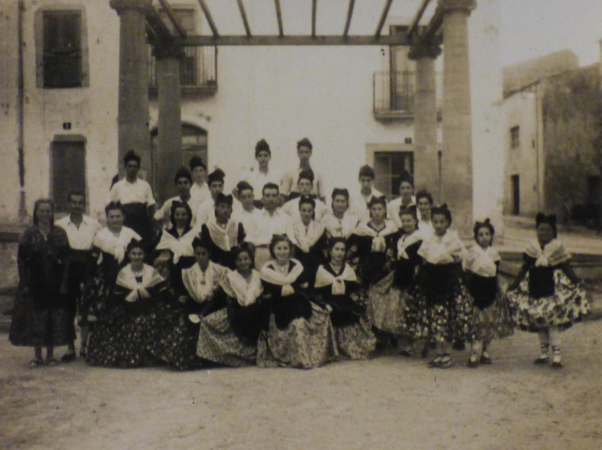 Fotografia grupal dels participants als ballets de l’Escala.